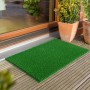 Grüne Astra Fußmatte Season, 40x60 cm, vor einer Haustür auf Holzterrasse.