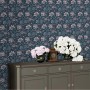Laura Ashley Vliestapete Portia Dark Seaspray mit floralem Muster in Dunkelblau, Rosa und Grau.