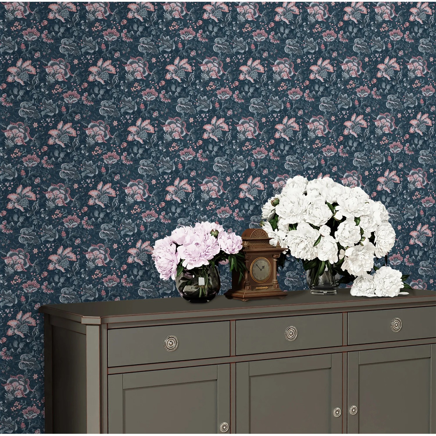 Laura Ashley Vliestapete Portia Dark Seaspray mit floralem Muster in Dunkelblau, Rosa und Grau.