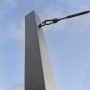 Toldoro Sonnensegelmast aus Edelstahl mit Öse und Spannschloss vor blauem Himmel.
