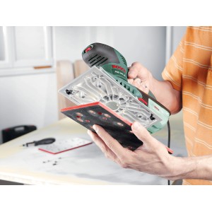 Bosch Schwingschleifer PSS 300 AE mit Schleifblatt in der Hand, Detailaufnahme.