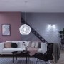 Wohnzimmer mit Philips Hue E27 LED Lampe, die warmweißes Licht spendet.
