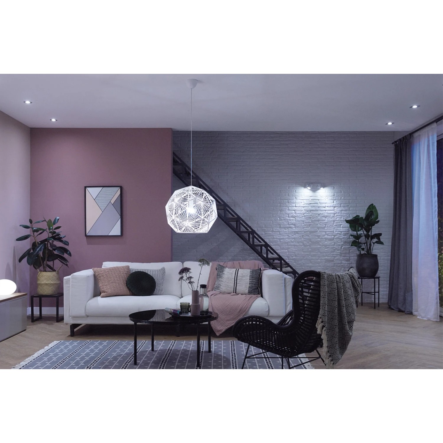 Wohnzimmer mit Philips Hue E27 LED Lampe, die warmweißes Licht spendet.