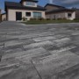 EHL Artano Terrassenplatten, 40x20 cm, grau-anthrazit, verlegt vor einem Haus.