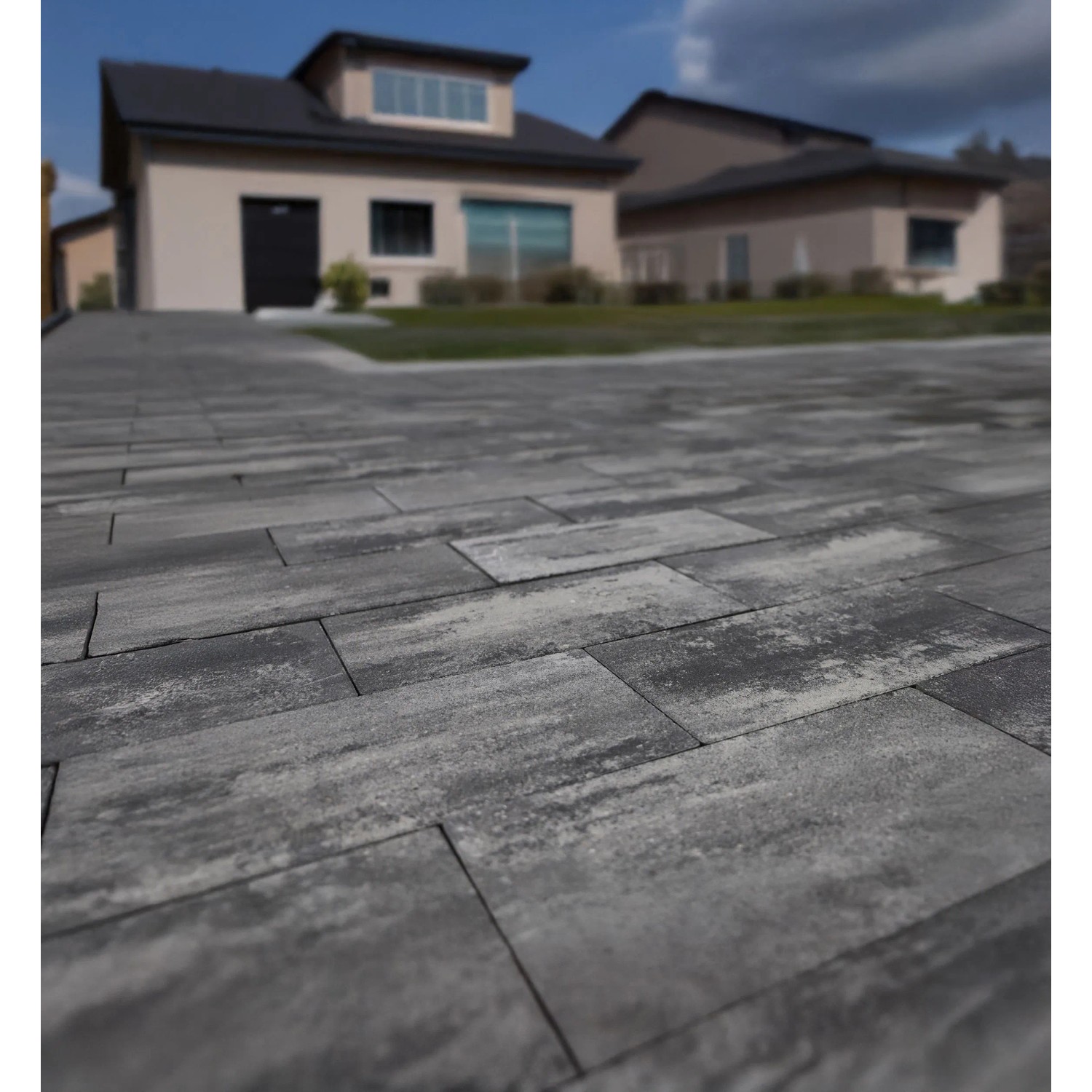 EHL Artano Terrassenplatten, 40x20 cm, grau-anthrazit, verlegt vor einem Haus.