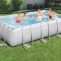 Rechteckiger Bestway Stahlrahmenpool mit Badegästen im Garten.