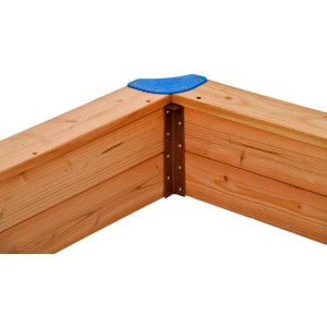 Detailansicht Gaspo Sandkasten 115x115 cm, naturbelassenes Holz mit blauem Eckschutz.