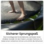 Detailaufnahme: Füße auf dem Sprungtuch des Zero Gravity Trampolins mit Sicherheitsnetz und Rahmen.