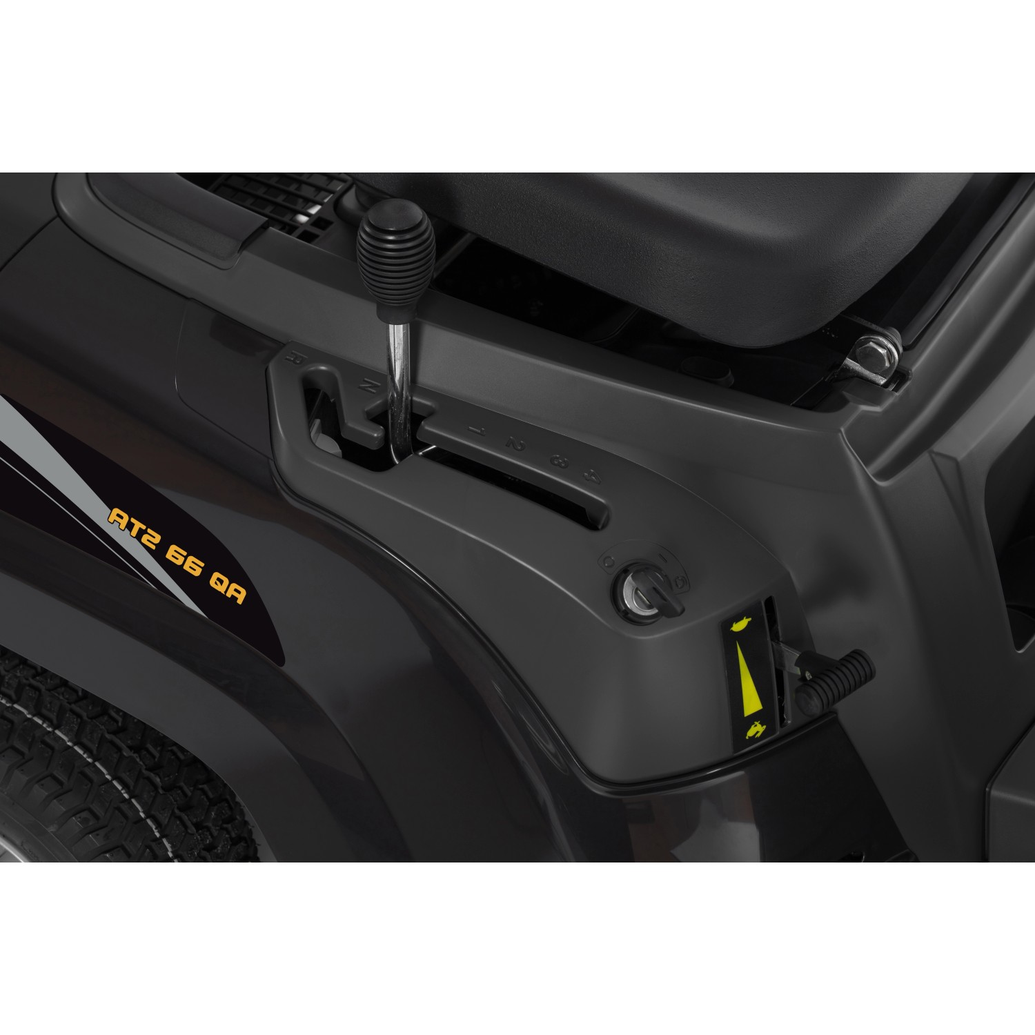 Detailaufnahme Alpina Rasentraktor AT2 66 QA: Schalthebel, Zündschloss und Bedienfeld.