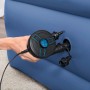 Bestway PowerTouch Elektropumpe (12V) beim Aufpumpen einer Luftmatratze.