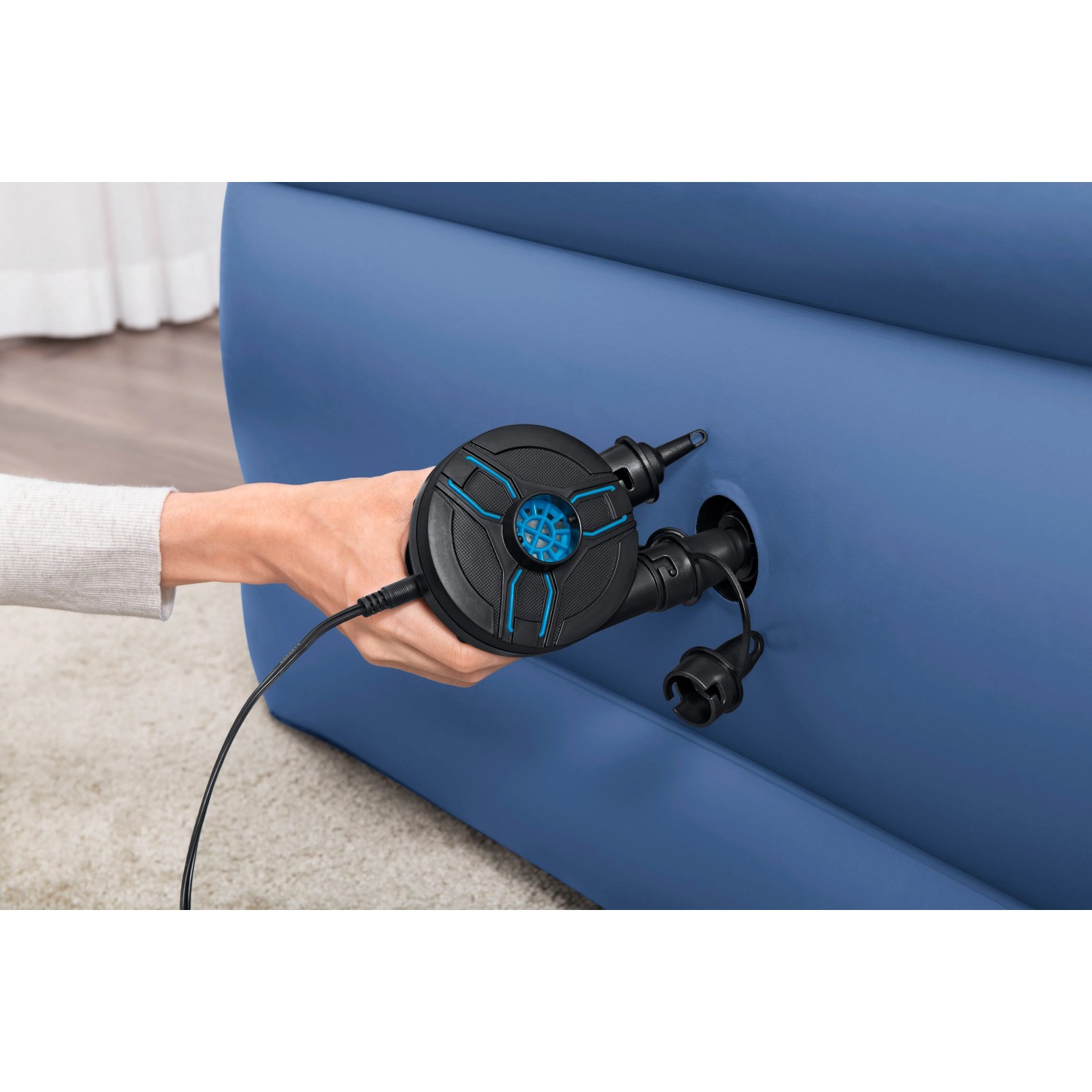 Bestway PowerTouch Elektropumpe (12V) beim Aufpumpen einer Luftmatratze.
