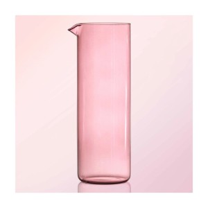 Rosa Glas-Wasserkaraffe Like Glass von Villeroy & Boch, 1 Liter, mit Ausgießer auf hellem Hintergrund.