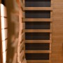 Detailansicht der Artsauna Infrarotkabine Kiruna90 Premium aus hellem Hemlock-Holz.