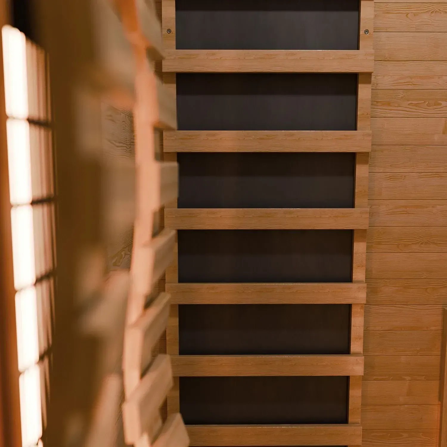 Detailansicht der Artsauna Infrarotkabine Kiruna90 Premium aus hellem Hemlock-Holz.