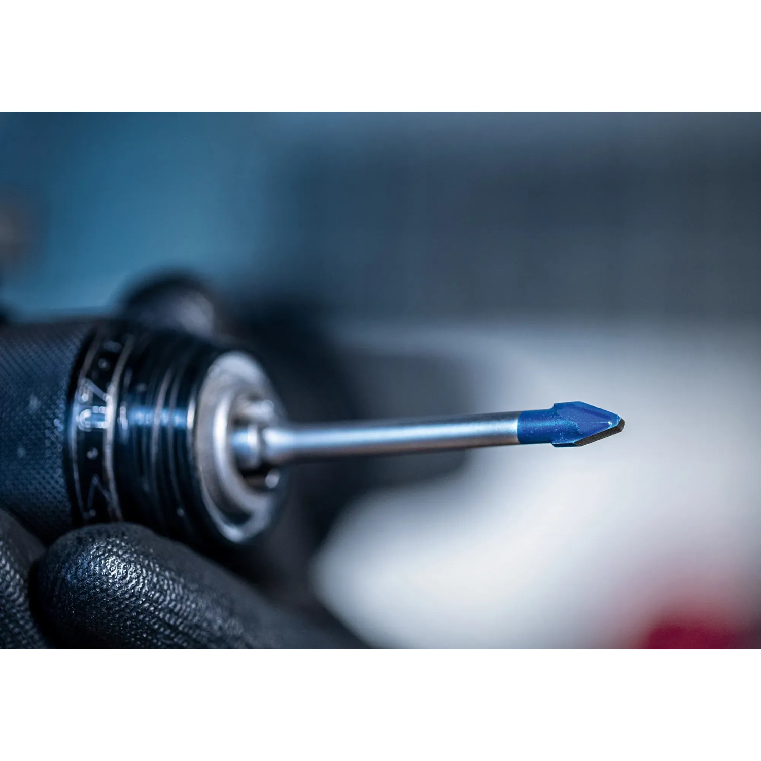 Bosch Expert Hard Keramikbohrer Hex-9, 10 mm, in Bohrmaschine. Fliesenbohrer für präzise Löcher.
