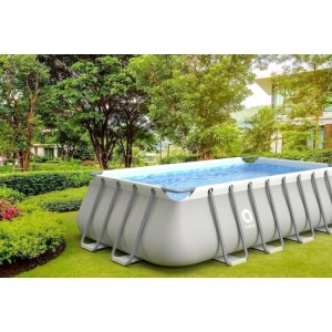 Rechteckiger Avenli Frame Plus Pool (549x305x122 cm) mit Stahlrahmen, im Garten aufgebaut.