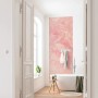 Rosa Komar Vlies Fototapete „Grue“ (100x280 cm) im Badezimmer mit Badewanne und Holzboden.