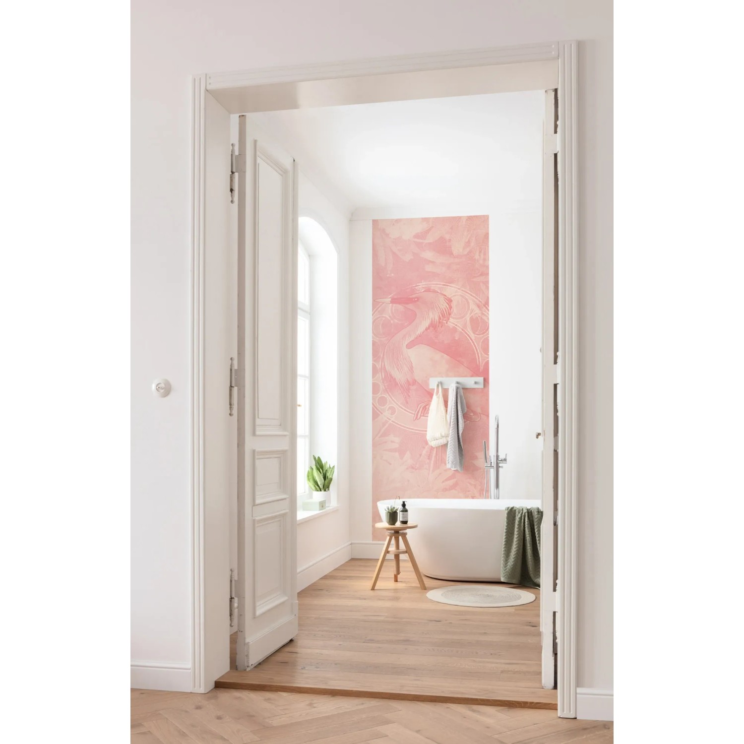 Rosa Komar Vlies Fototapete „Grue“ (100x280 cm) im Badezimmer mit Badewanne und Holzboden.