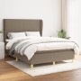 Boxspringbett Taupe (140x200 cm) mit Matratze und Kopfteil im Schlafzimmer.