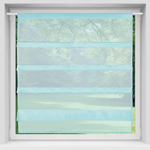 Türkis Bistrogardine mit Raffoptik und Stangendurchzug am Fenster.