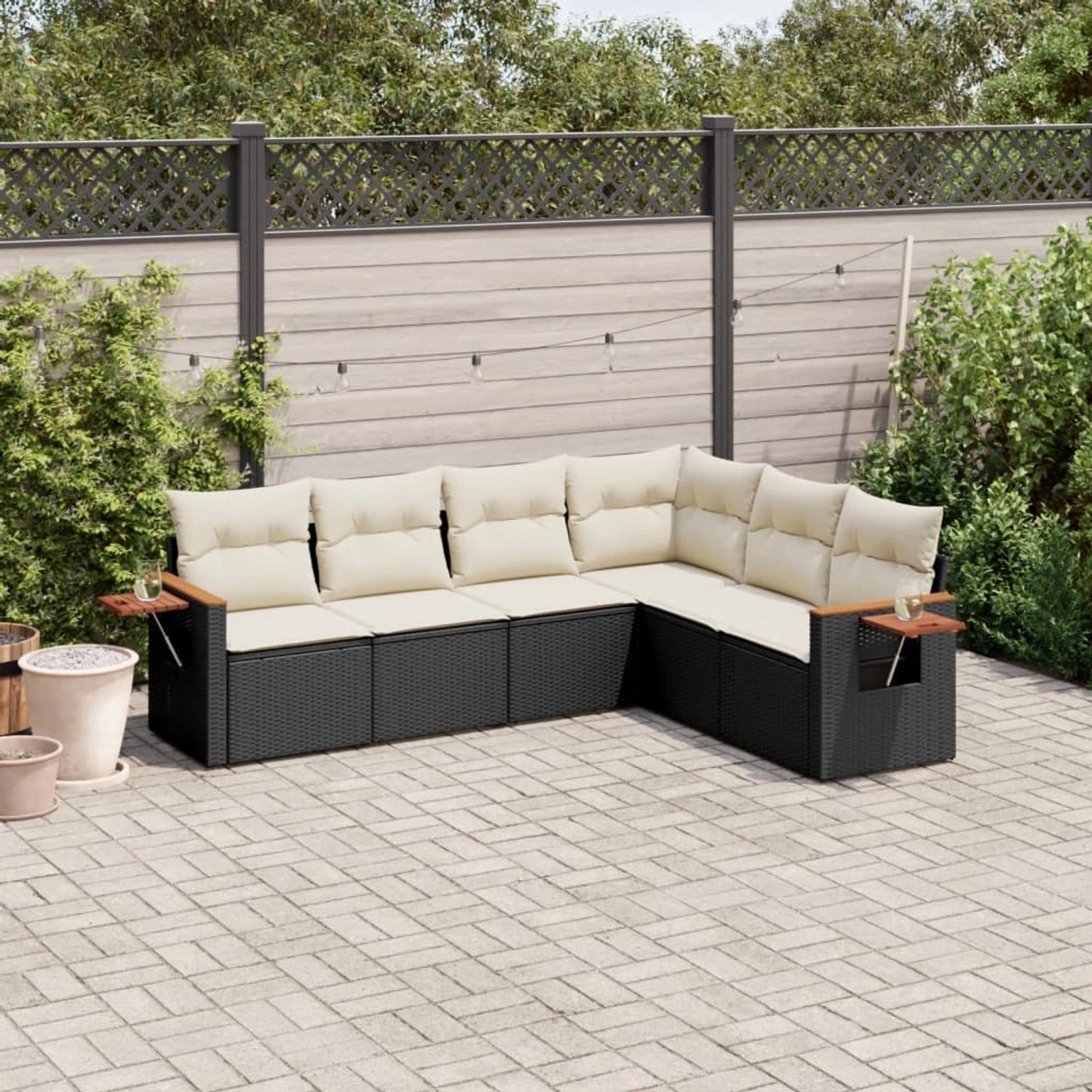 Schwarze 6-tlg. Garten-Sofagarnitur aus Rattan mit cremefarbenen Kissen für Terrasse und Garten.