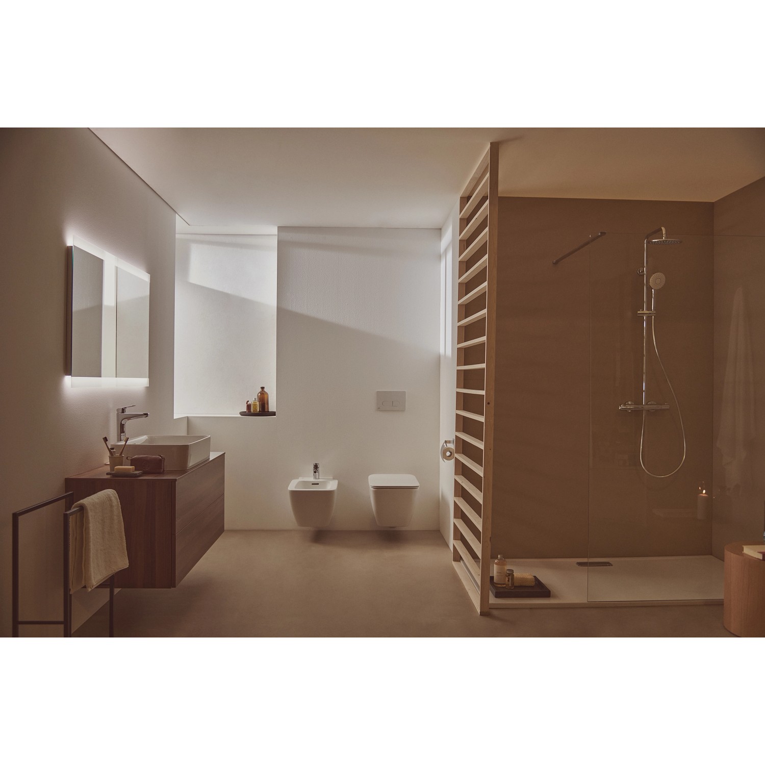 Modernes Bad mit Ideal Standard Aufsatzwaschtisch Strada II, 60x40 cm, in Weiß ohne Hahnloch.