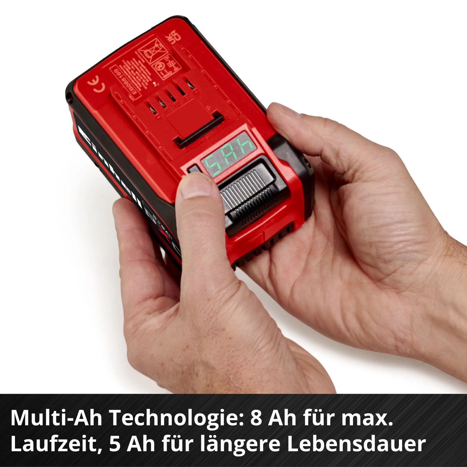 Einhell 18V 5-8Ah Multi-Ah PXC Plus Akku in Rot/Schwarz, Hände zeigen Ladezustand 5.8Ah an. Für Elektrowerkzeuge.
