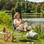 Frau liest in hellgrauem CCLIFE Gartenstuhl am See. Klappbarer Hochlehner mit schwarzem Teslin-Gewebe, 7-fach verstellbar.