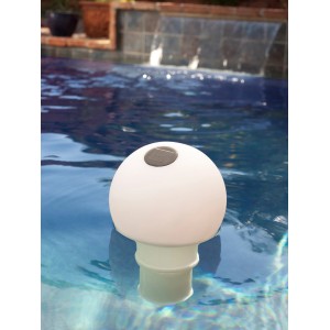 Solar-Dosierschwimmer im Pool: Leuchtender Chlorspender für sauberes Wasser.