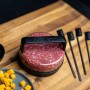 Enders Burgerset Premium: Burgerpresse mit Hackfleisch und Spießen auf Holzbrett.
