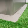 Biohort Mähkante L150 in Quarzgrau-Metallic am Hochbeet auf Rasen.