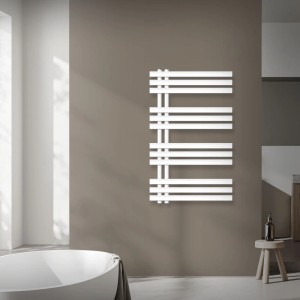 Weißer LuxeBath Badheizkörper Iron 600x1000 mm mit Thermostat und Bodenanschluss im Badezimmer.