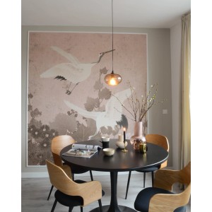 ESTAhome Fototapete Kraniche Graurosa im Esszimmer mit Tisch und Stühlen.