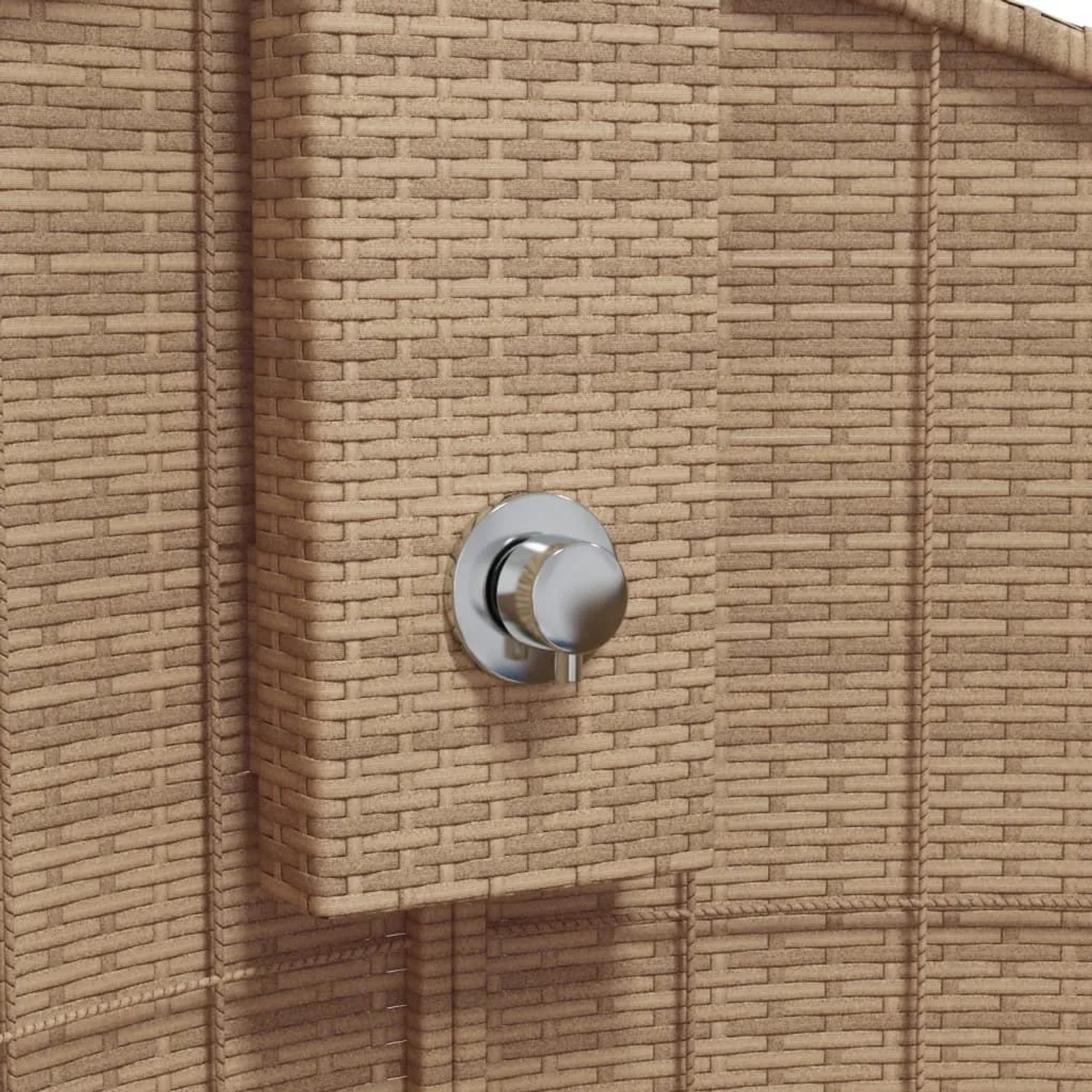 Detailaufnahme Gartendusche beige aus Rattan und Akazienholz mit Armatur