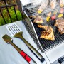 Char-Broil Grillwender Comfort Grip aus Edelstahl mit Grillgut auf Grill