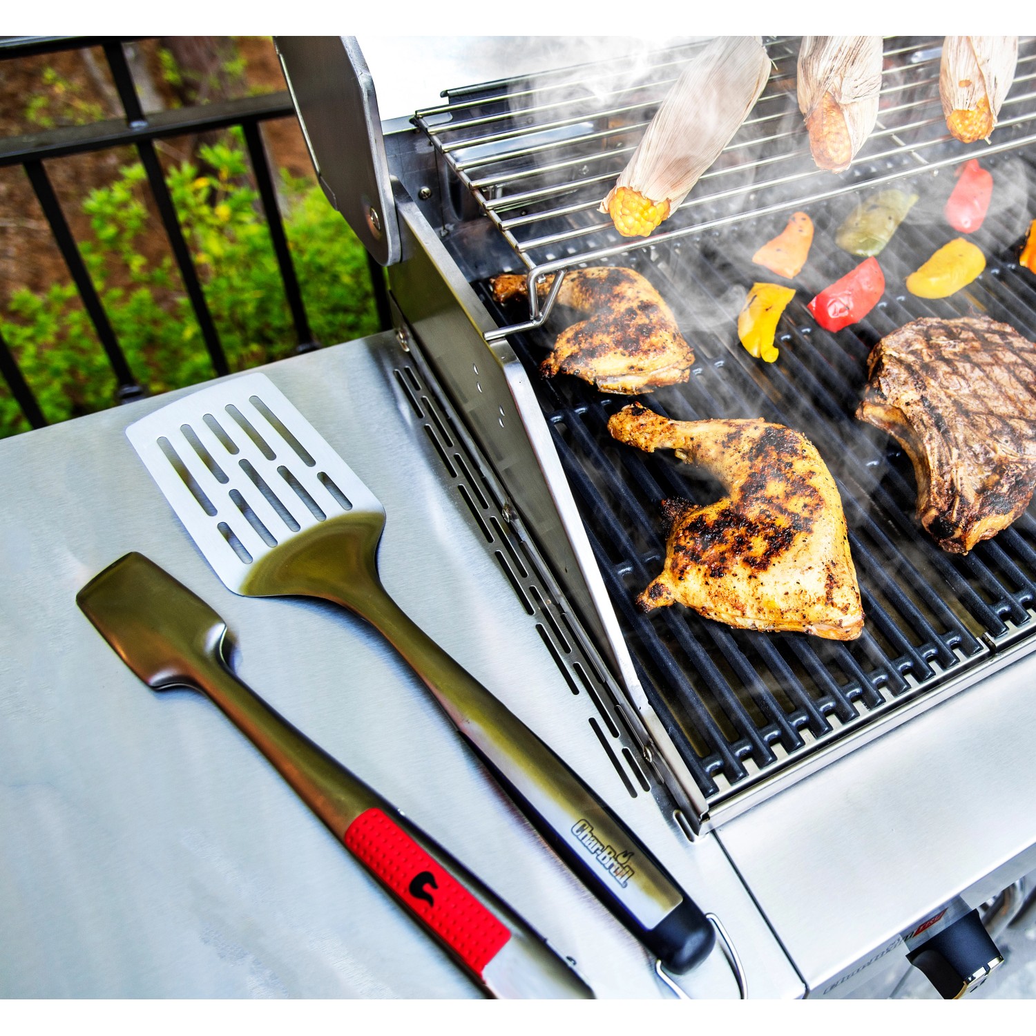 Char-Broil Grillwender Comfort Grip aus Edelstahl mit Grillgut auf Grill