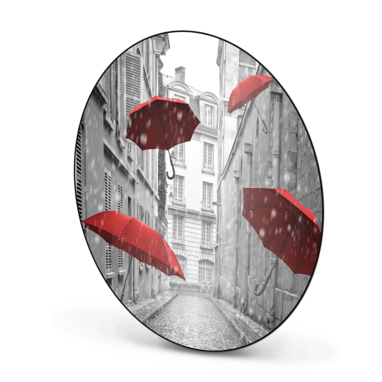 Runde, schwarze Magnettafel mit Motiv roter Schirme in regnerischer Gasse. Wanddekoration, 47cm.