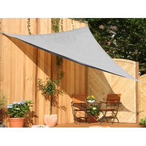Silbergraues Floracord Dreiecksonnensegel (360x360x360 cm) spendet Schatten im Garten.
