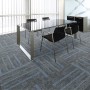Büro mit blauen Floordirekt Teppichfliesen Zürich, 50x50 cm, schalldämmend.