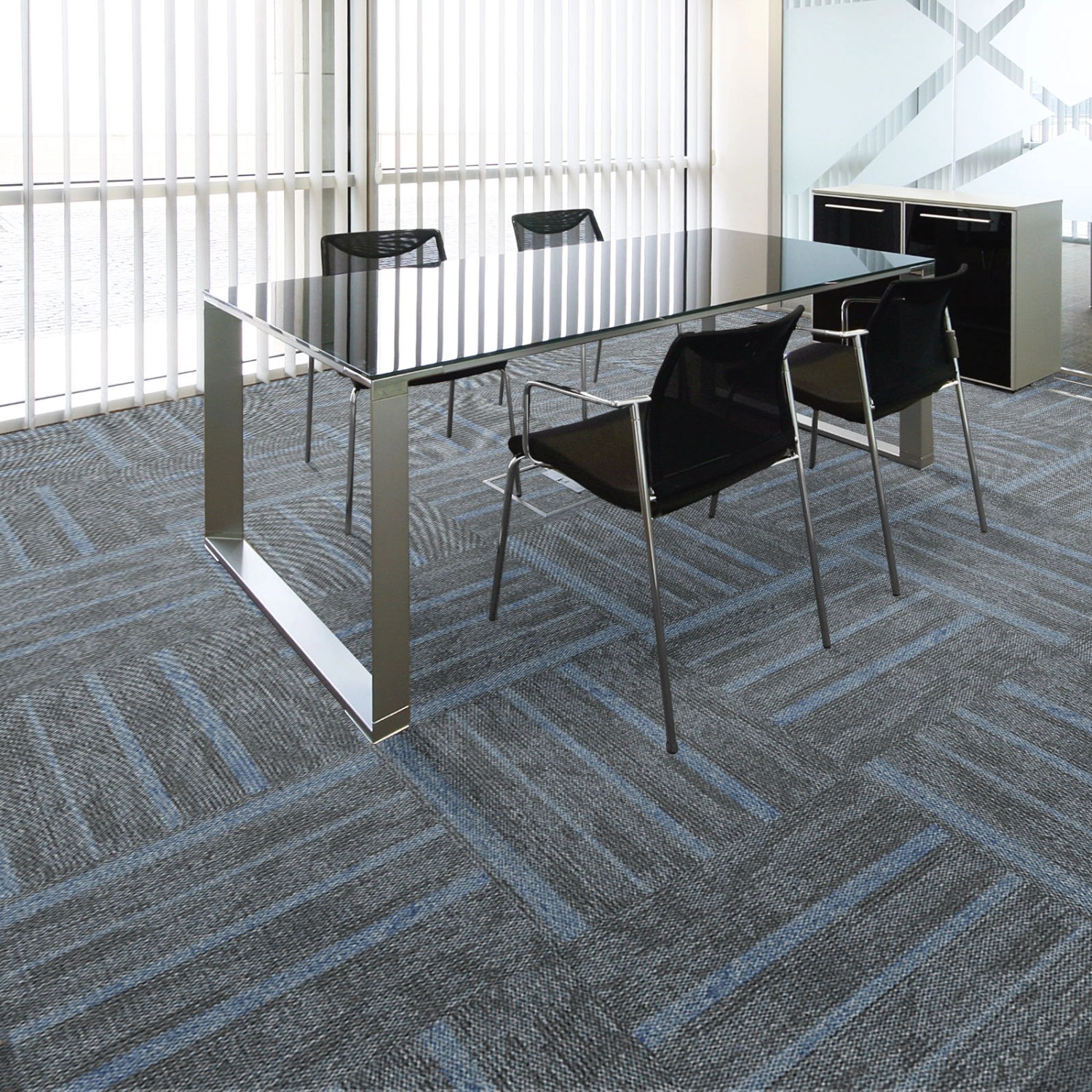 Büro mit blauen Floordirekt Teppichfliesen Zürich, 50x50 cm, schalldämmend.