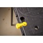 Detailaufnahme der Stanley Essential Werkbank mit gelbem Verriegelungsmechanismus.
