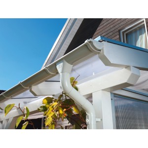 Weißes Metall-Regenrinnen-Set (648 cm) für Skan Holz Terrassenüberdachung.
