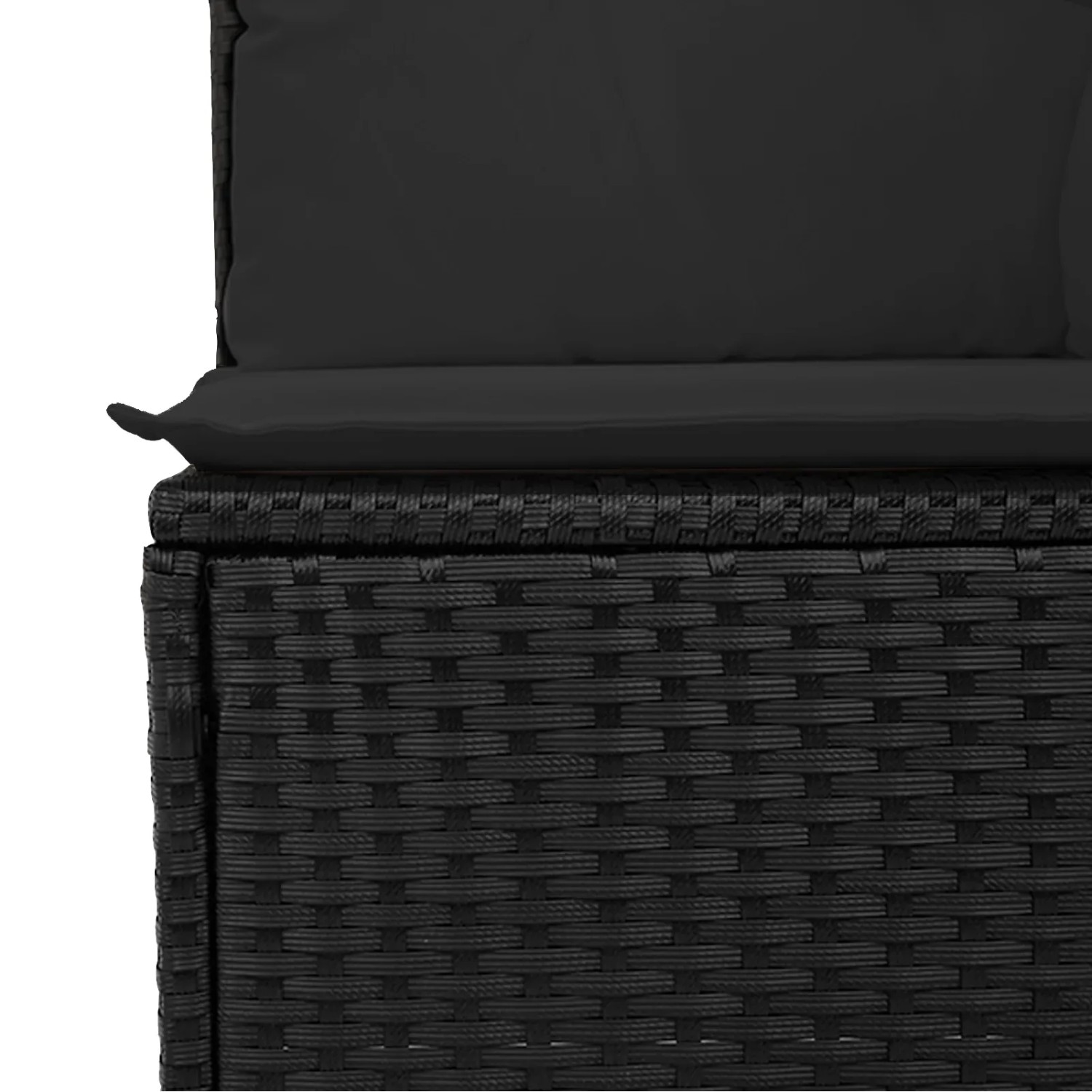 Detailansicht eines schwarzen Garten-Sofa-Elements aus Polyrattan mit Kissen.