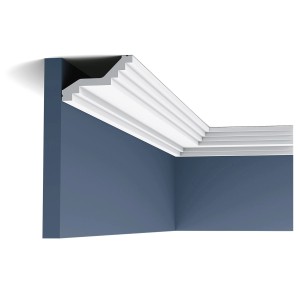Weiße ORAC DECOR C400 LUXXUS Zierleiste als Deckenabschluss an einer blauen Wand.
