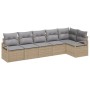 Beiges 6-teiliges Garten-Sofaset aus Poly Rattan mit grauen Kissen.