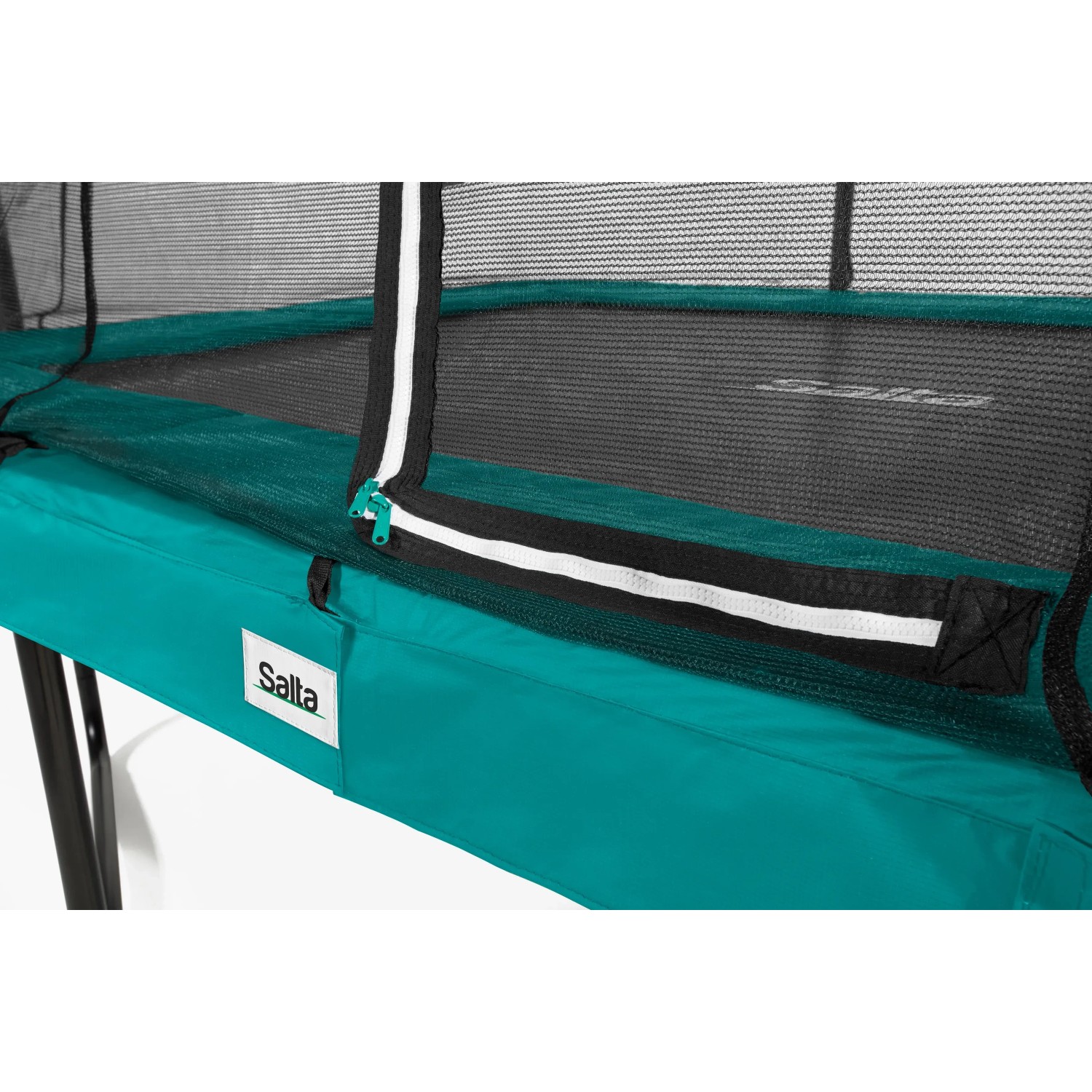 Detailaufnahme: Grünes Salta Trampolin Comfort Edition mit Sicherheitsnetz und Reißverschluss.