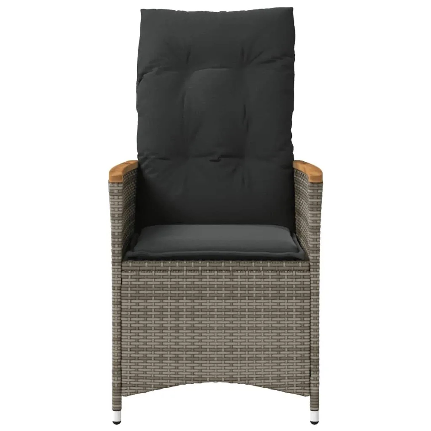Grauer verstellbarer Gartensessel aus Poly Rattan mit dunkelgrauen Kissen und Akazienholz-Armlehnen.