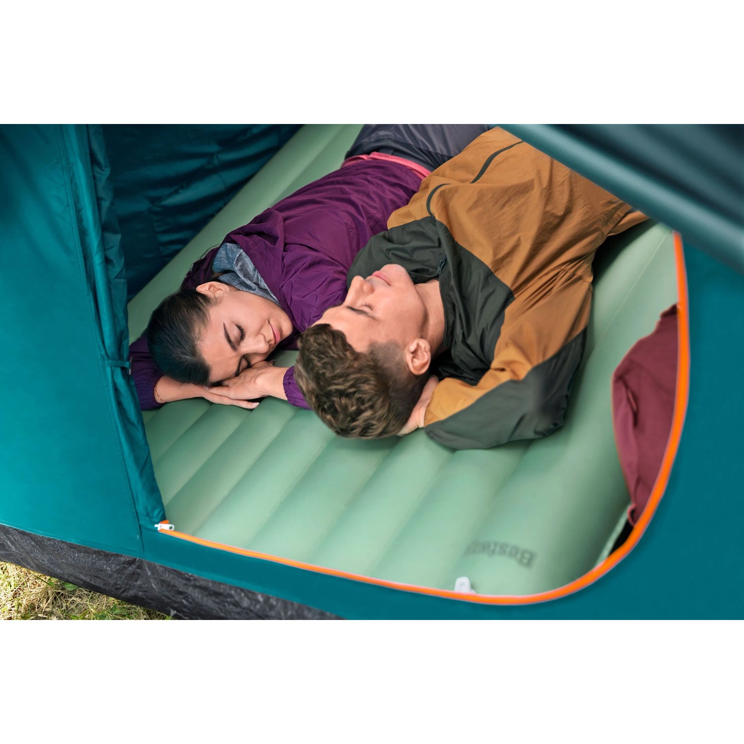 Zwei Personen schlafen auf der Bestway Doppel-Isomatte AdventuRest™ im Zelt.