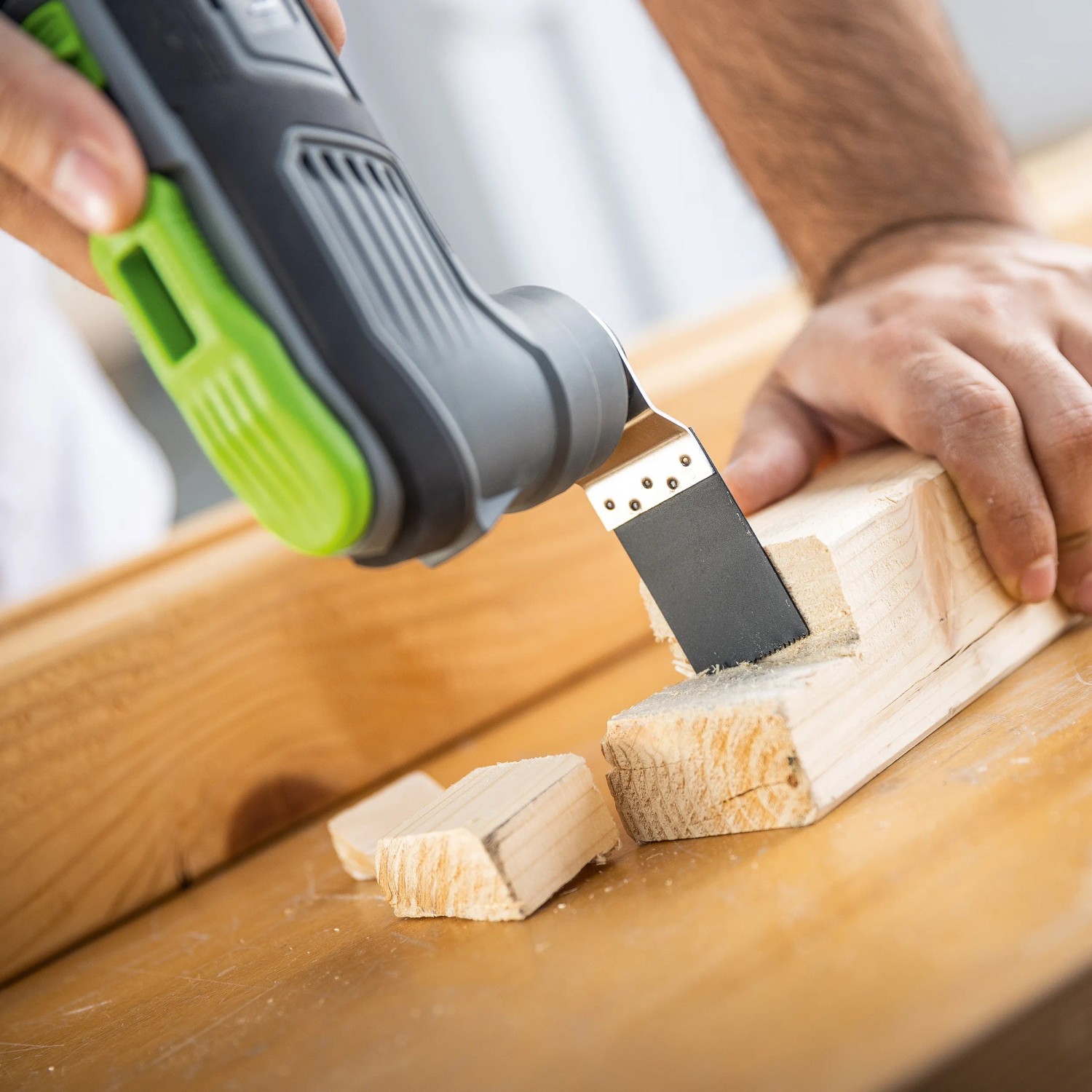 LUX Akku-Multi-Tool beim Sägen von Holz. Das Multitool ist Teil des 1PowerSystem.