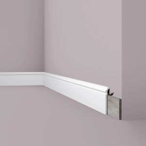 Weiße NOEL & MARQUET Sockelleiste CF3 WALLSTYL, 200 cm lang, an einer Wand montiert.